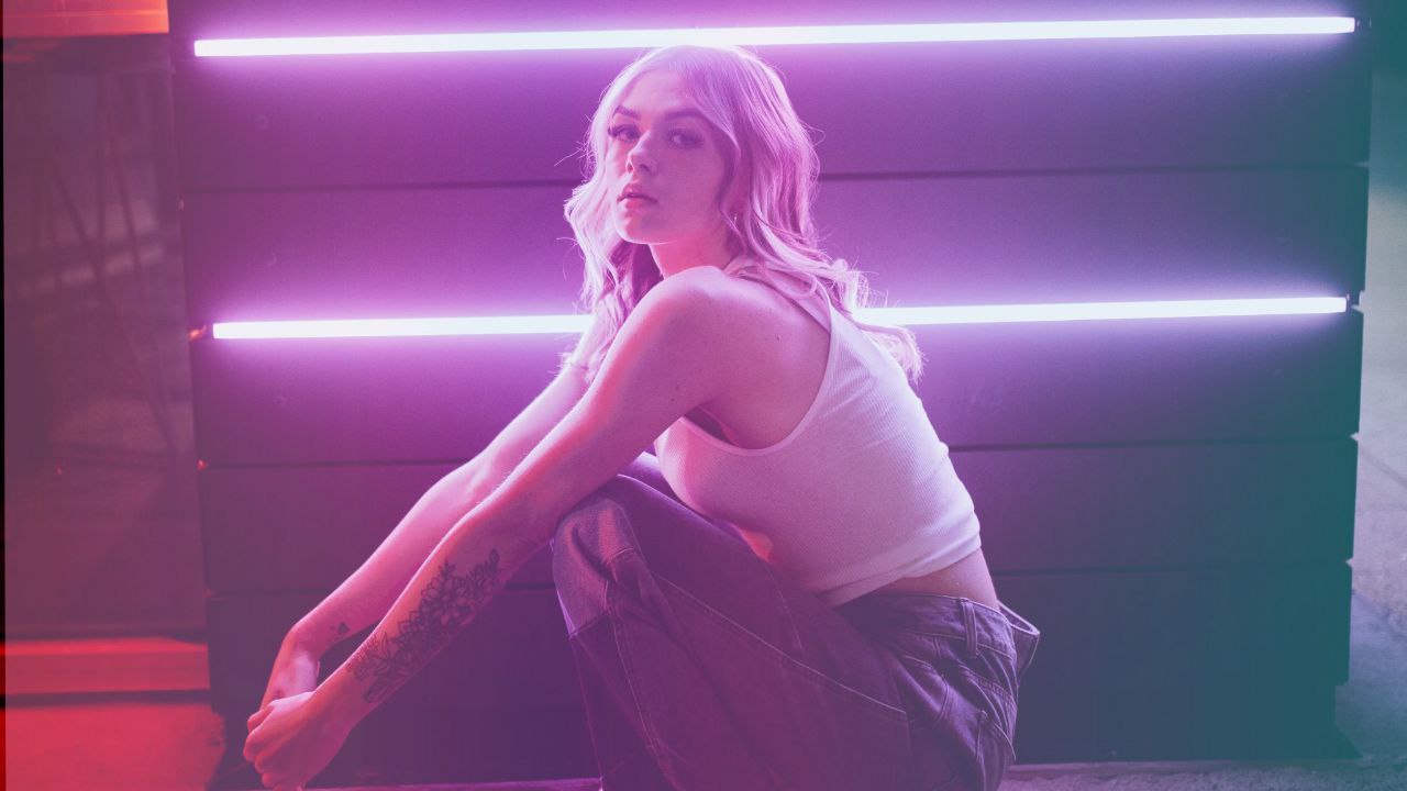 Girl photo with gradient, Pink and blue gradient